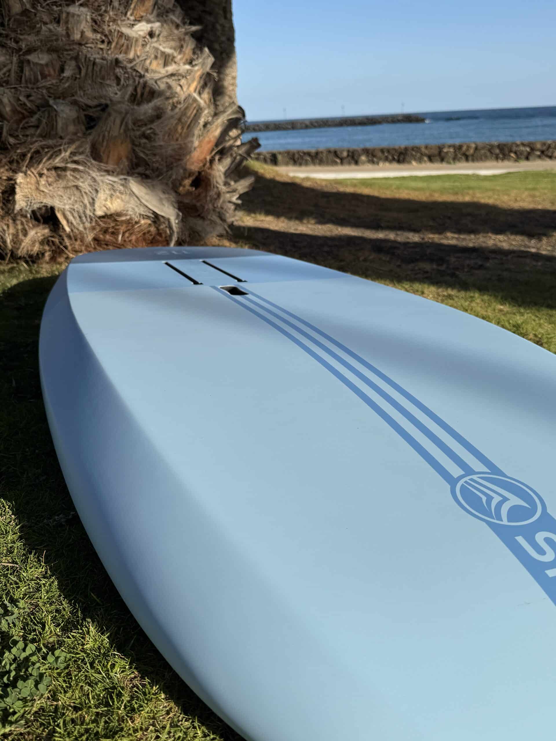 Sroka Easyrider wingfoil board detail van de rails en carene